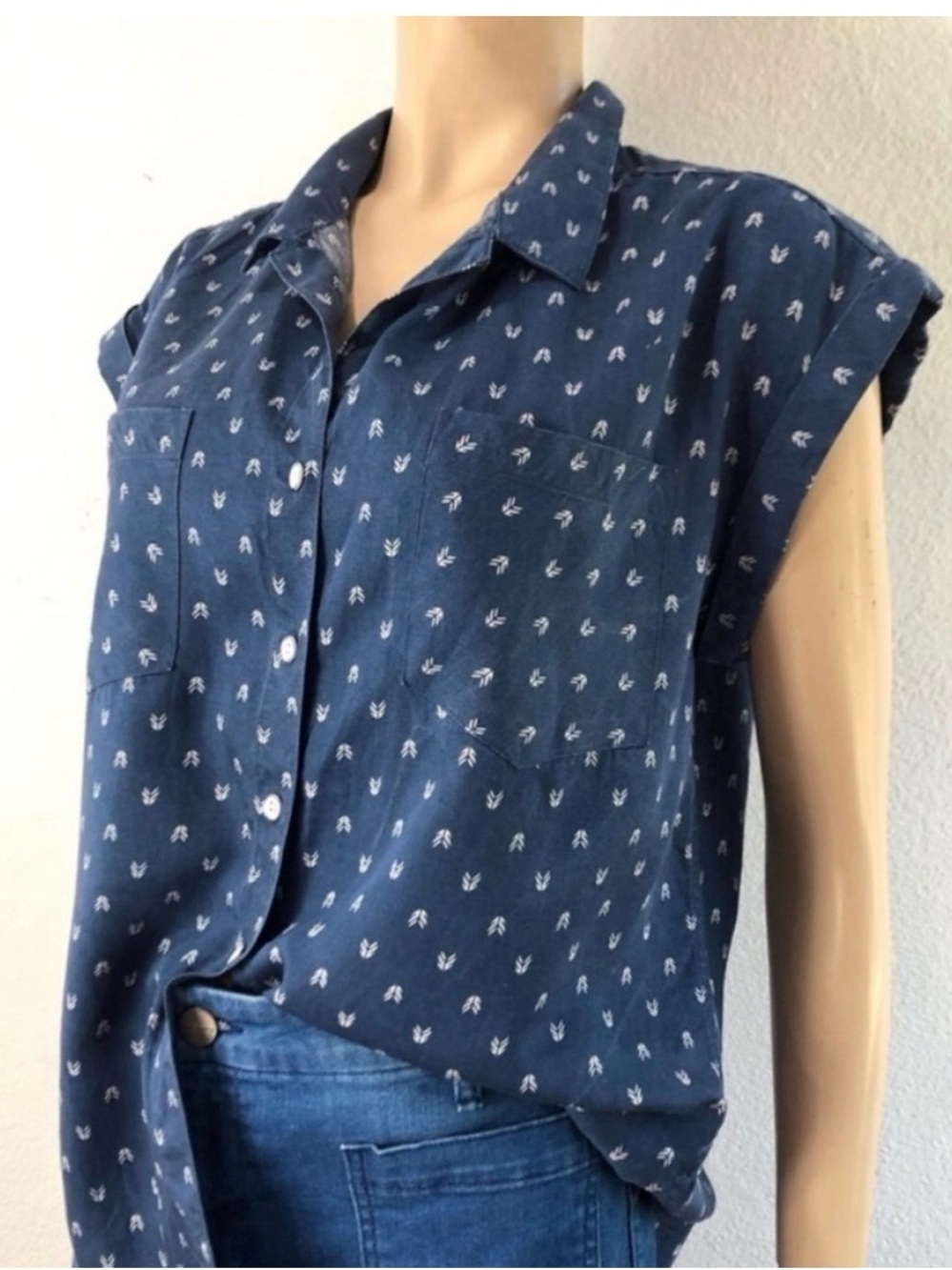 JACKS GIRLFRIEND Sleeveless Navy Button-Front Shirt with Micro Print